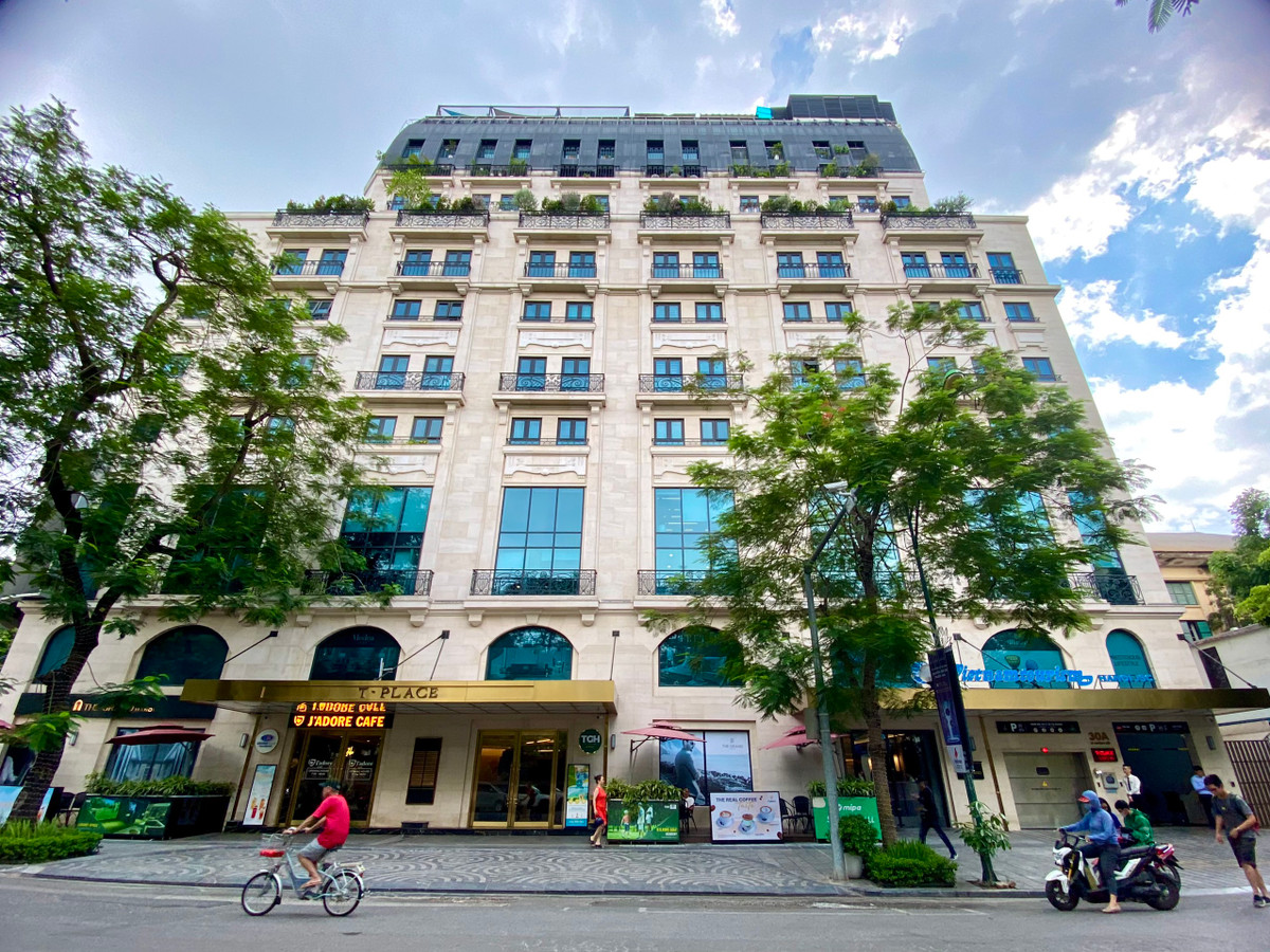 Bên cạnh là các toà nhà văn phòng, khách sạn.