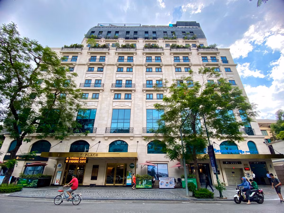 Bên cạnh là các toà nhà văn phòng, khách sạn.