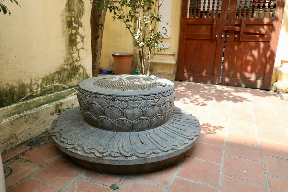 Đặc biệt, giếng ngọc trong ngôi đền cổ trấn Đông thành Thăng Long được cụ Nguyễn Văn Sâm – nguyên thủ từ đền Bạch Mã tìm lại được mạch nước vào năm 2010. Phần thành giếng mới được làm bằng đá xanh, giếng sâu khoảng 5m. Giếng ngọc có giá trị quan trọng và linh thiêng, nước giếng trong, mát quanh năm thường được lấy làm lễ mỗi khi có lễ hội.