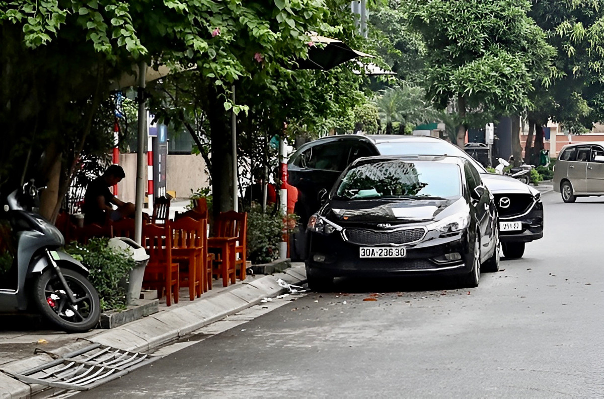 Cũng theo người dân tại ngõ 90 Nguyễn Tuân, vỉa hè chỉ có 1 bên mà nhiều đoạn bị các hộ chèn bồn cây, hàng quán bày bán ghế, đỗ xe máy kín cả vỉa hè, đẩy người đi bộ xuống lòng đường.