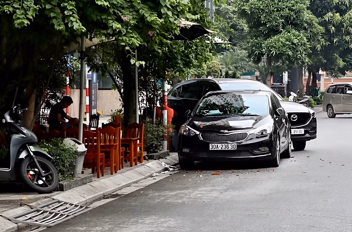 Cũng theo người dân tại ngõ 90 Nguyễn Tuân, vỉa hè chỉ có 1 bên mà nhiều đoạn bị các hộ chèn bồn cây, hàng quán bày bán ghế, đỗ xe máy kín cả vỉa hè, đẩy người đi bộ xuống lòng đường.