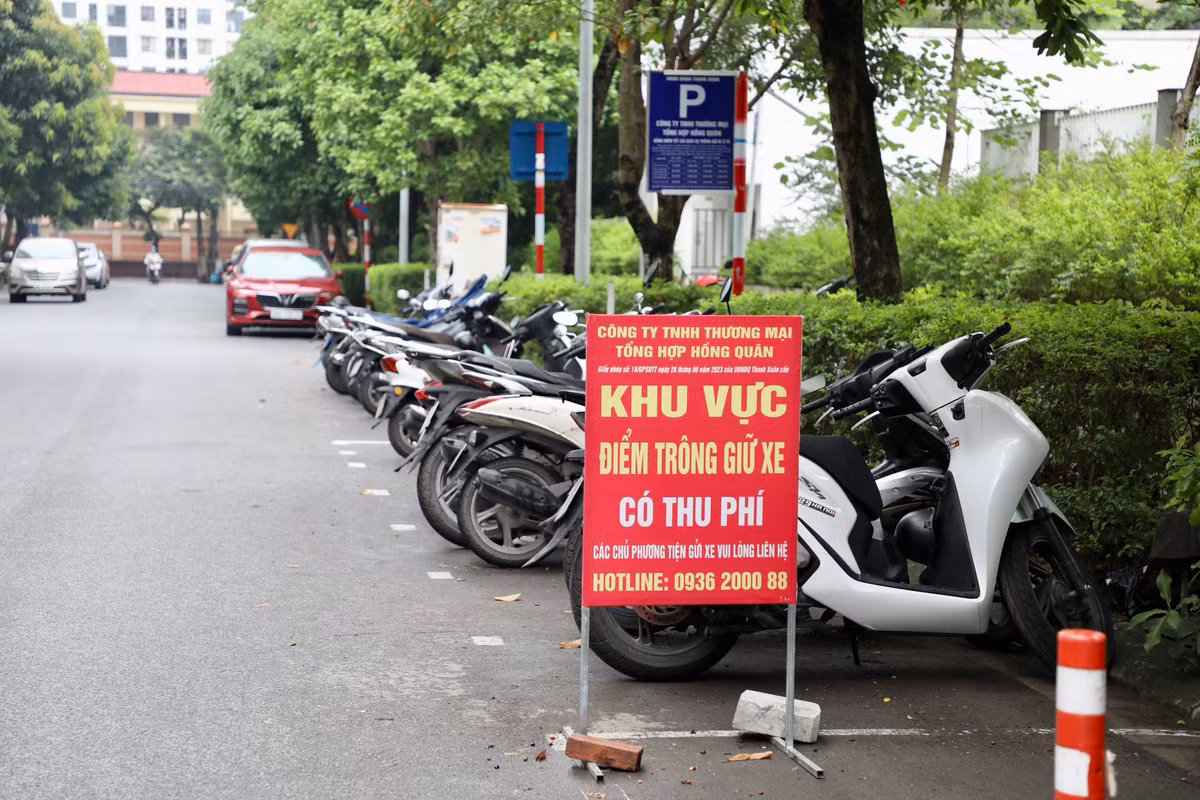 UBND quận Thanh Xuân cho biết, sau khi xem xét đề nghị của liên ngành, quận đã tiến hành tổ chức giao thông, cắm biển cấm dừng, cấm đỗ.