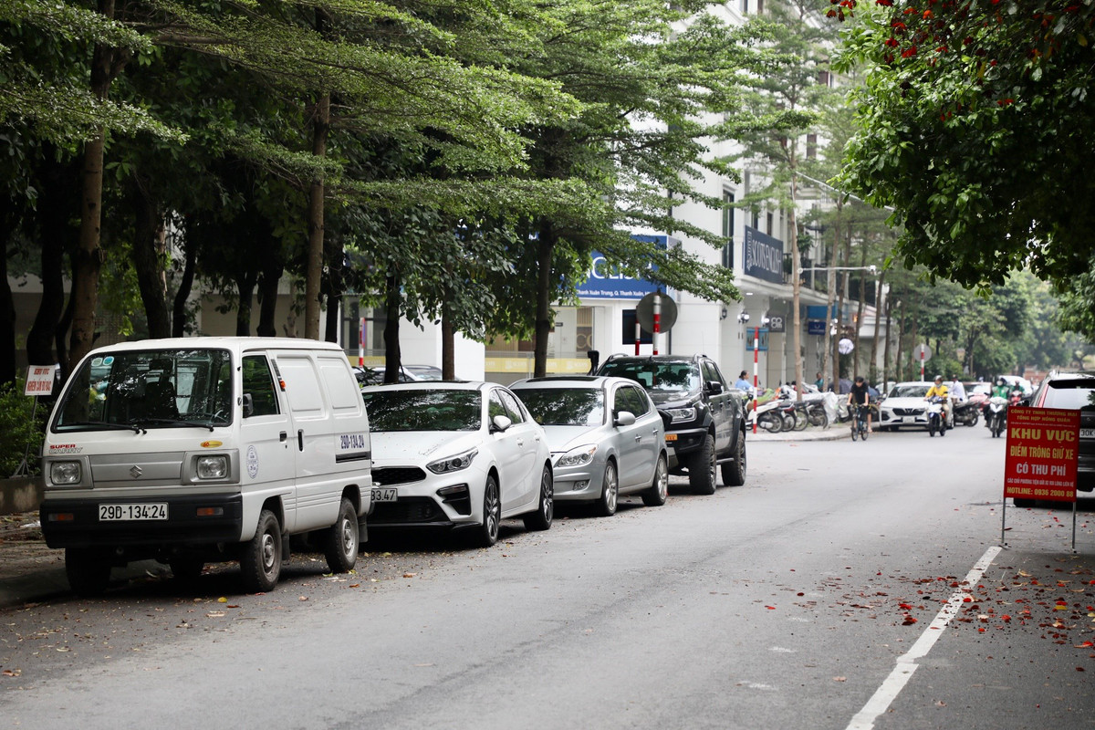 Theo Phó Trưởng phòng Quản lý đô thị quận Thanh Xuân, trong 15 ngày đầu kể từ khi được cấp phép (1/7/2023), các chủ xe dừng, đỗ sai vị trí sẽ được nhắc nhở, tuyên truyền, sau khoảng thời gian này, cơ quan chức năng sẽ xử phạt nghiêm các xe đỗ sai vị trí.