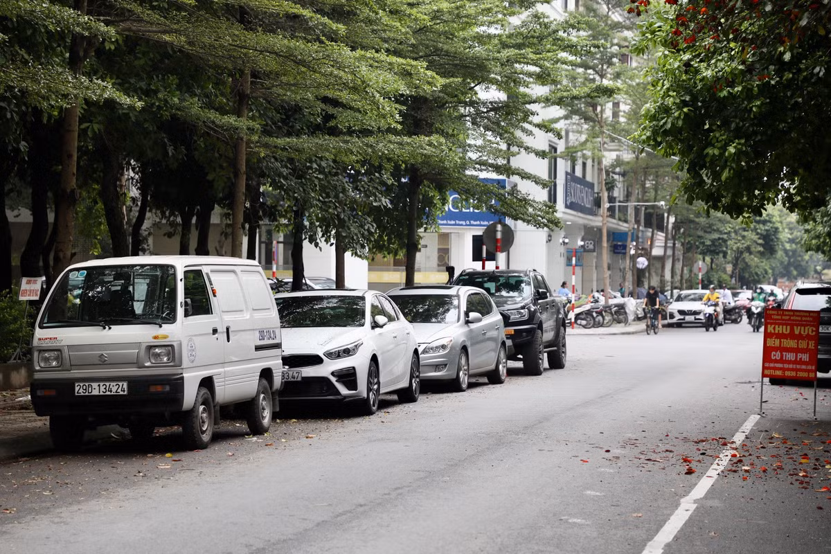 Theo Phó Trưởng phòng Quản lý đô thị quận Thanh Xuân, trong 15 ngày đầu kể từ khi được cấp phép (1/7/2023), các chủ xe dừng, đỗ sai vị trí sẽ được nhắc nhở, tuyên truyền, sau khoảng thời gian này, cơ quan chức năng sẽ xử phạt nghiêm các xe đỗ sai vị trí.