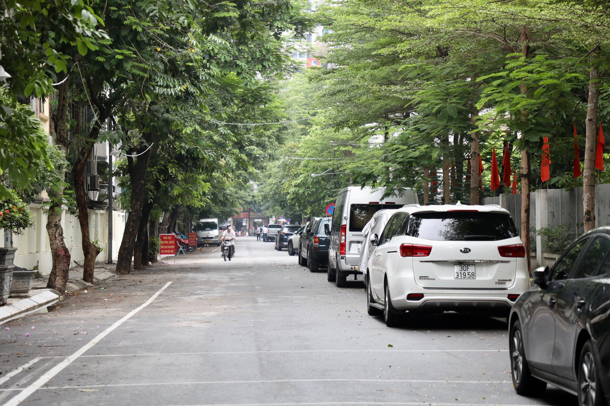 Làn đường thu phí đỗ ô tô bị bỏ trống, nhưng làn đường phía đối diện thì ngược lại.