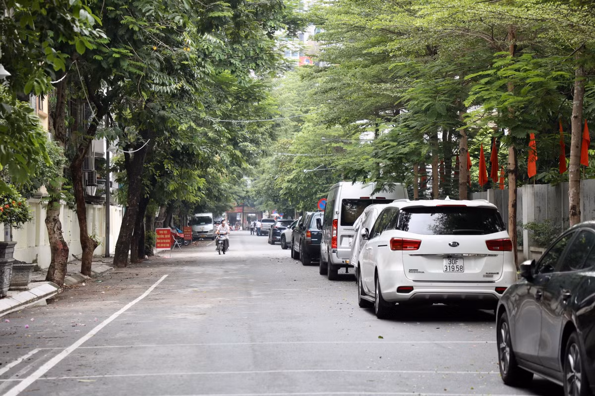 Làn đường thu phí đỗ ô tô bị bỏ trống, nhưng làn đường phía đối diện thì ngược lại.