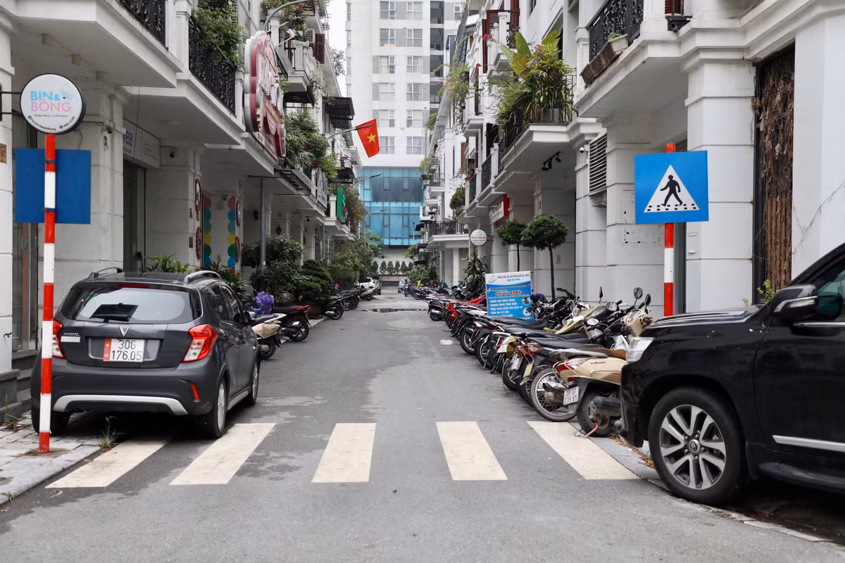 Ghi nhận chiều 19/7, các nhánh đường trong khu nhà ở số 90 Nguyễn Tuân vẫn la liệt phương tiện dừng đỗ trái quy định.
