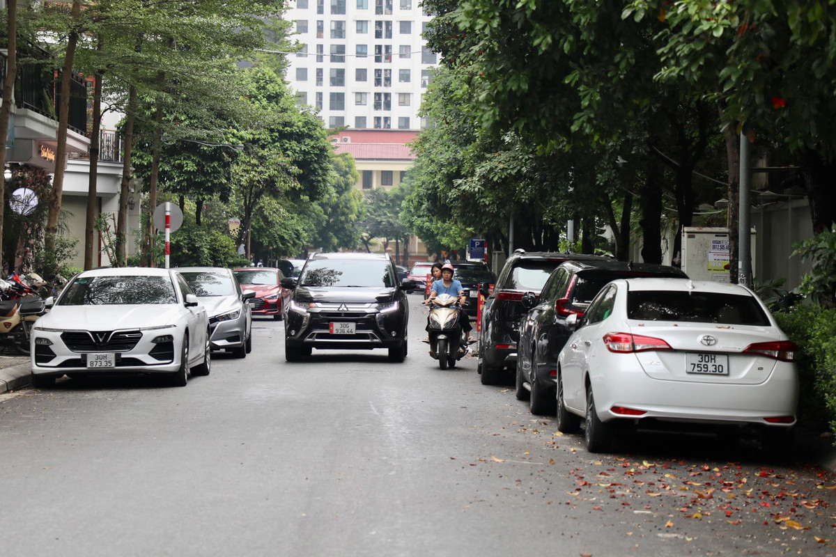Phương tiện ô tô đỗ cả hai bên đường bất kể giờ giấc khiến lòng đường càng bị thu hẹp hơn, nếu 2 ô tô đi ngược chiều sẽ khó tránh.