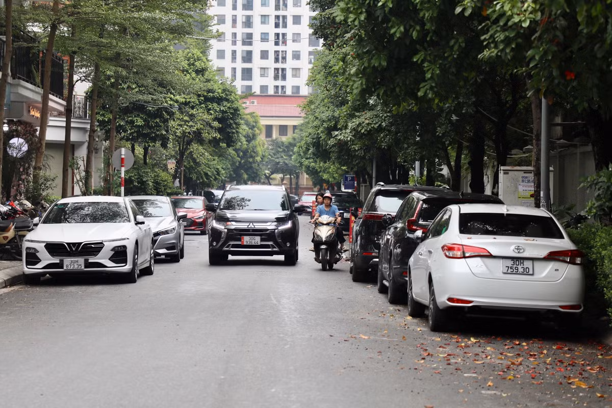 Phương tiện ô tô đỗ cả hai bên đường bất kể giờ giấc khiến lòng đường càng bị thu hẹp hơn, nếu 2 ô tô đi ngược chiều sẽ khó tránh.