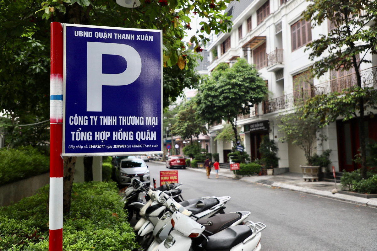Mới đây, UBND quận Thanh Xuân vừa quyết định thí điểm cấp phép sử dụng tạm thời lòng đường để trông giữ ô tô tại 4 khu vực dự án nhà ở 90 Nguyễn Tuân (đường Nguyễn Tuân, quận Thanh Xuân, Hà Nội).