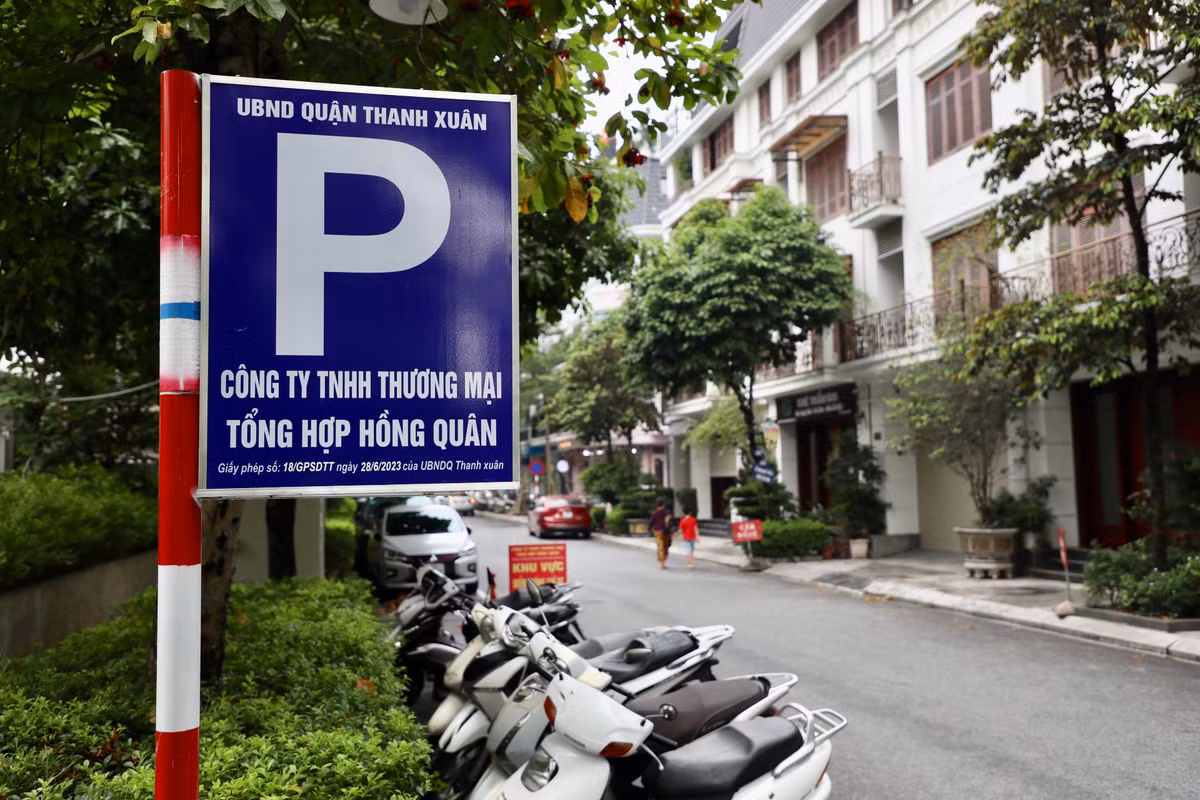 Mới đây, UBND quận Thanh Xuân vừa quyết định thí điểm cấp phép sử dụng tạm thời lòng đường để trông giữ ô tô tại 4 khu vực dự án nhà ở 90 Nguyễn Tuân (đường Nguyễn Tuân, quận Thanh Xuân, Hà Nội).