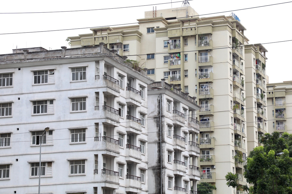 Được xây dựng và hoàn thiện từ năm 2001 - 2006 để tái định cư tại chỗ cho người dân khi giải phóng mặt bằng mở rộng phố Sài Đồng, nhưng đến nay vẫn bỏ hoang, cơ sở hạ tầng đang dần xuống cấp.