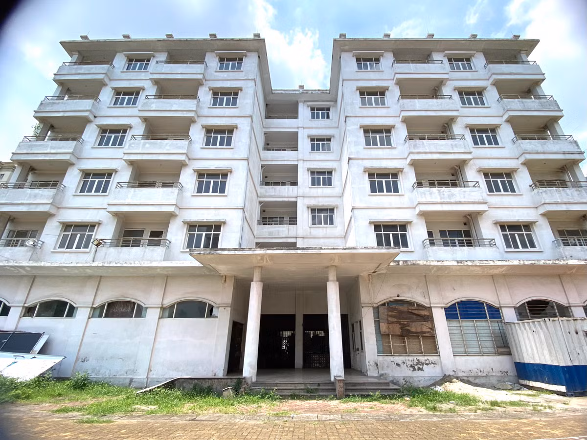 Được biết, nguyên nhân khiến dự án đến nay vẫn bị bỏ không là do được triển khai từ khi quận Long Biên chưa thành lập. Do đó, việc bồi thường ở giai đoạn chuyển tiếp từ huyện thành quận đã dẫn đến sự không thống nhất giữa chủ đầu tư và người dân. Dự án do Công ty Cổ phần Xây dựng số 3 Hà Nội (Handico 3, trước đây là Công ty Xây dựng số 3 Hà Nội - thuộc Tổng Công ty Đầu tư và phát triển nhà Hà Nội) làm chủ đầu tư, với tổng mức đầu tư dự án hơn 1.292 tỷ đồng trên diện tích đất 421.946m2.