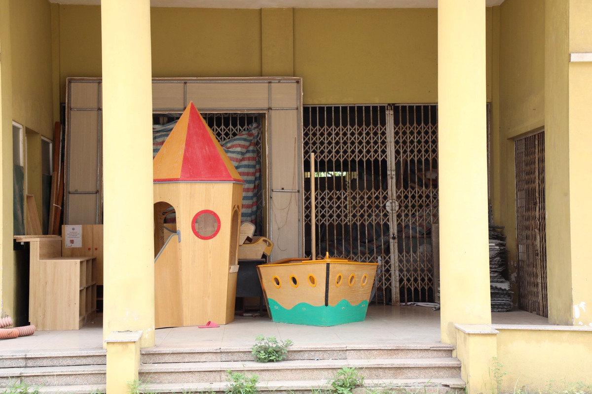 Cửa ra vào toà nhà biến thành nơi chứa đồ.