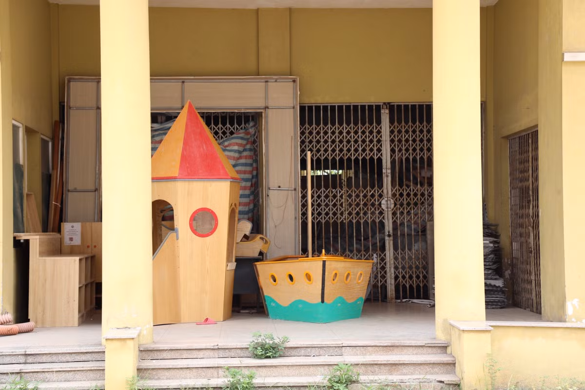 Cửa ra vào toà nhà biến thành nơi chứa đồ.