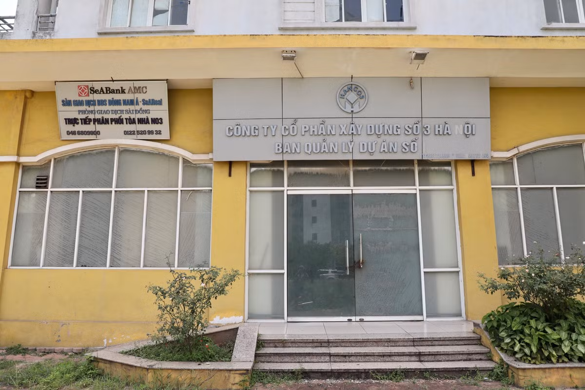 Văn phòng ban quản lý dự án phủ bụi, không có dấu hiệu hoạt động.