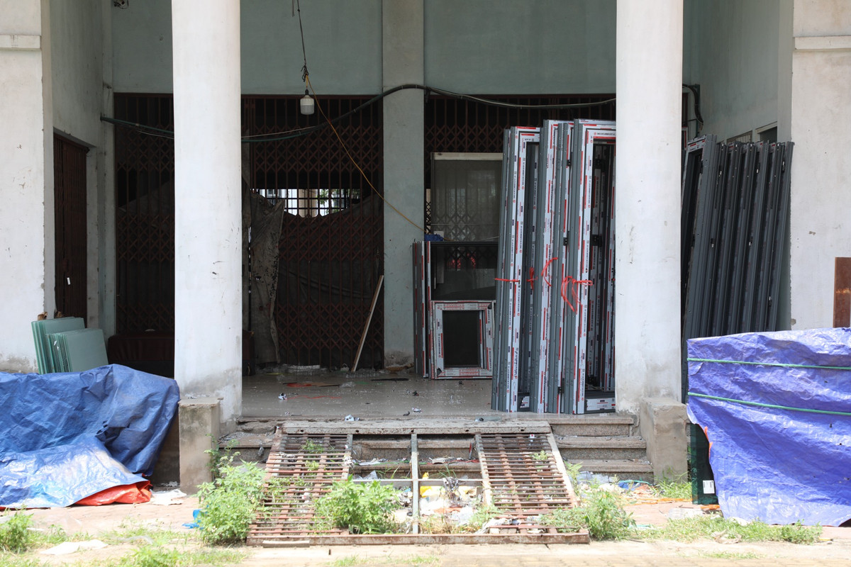 Vật liệu xây dựng được tập kết bừa bãi xung quanh những toà nhà.