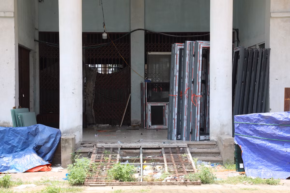 Vật liệu xây dựng được tập kết bừa bãi xung quanh những toà nhà.