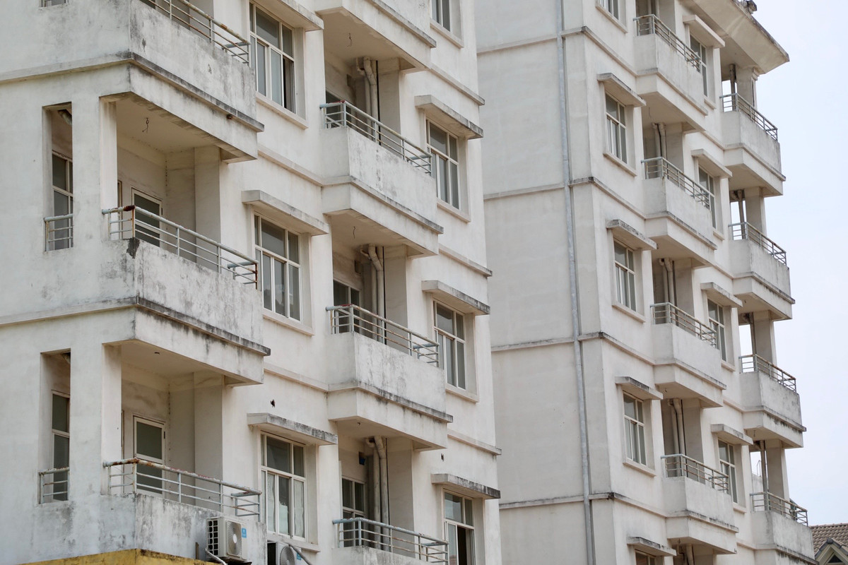 Cơ sở hạ tầng đang dần xuống cấp theo thời gian.