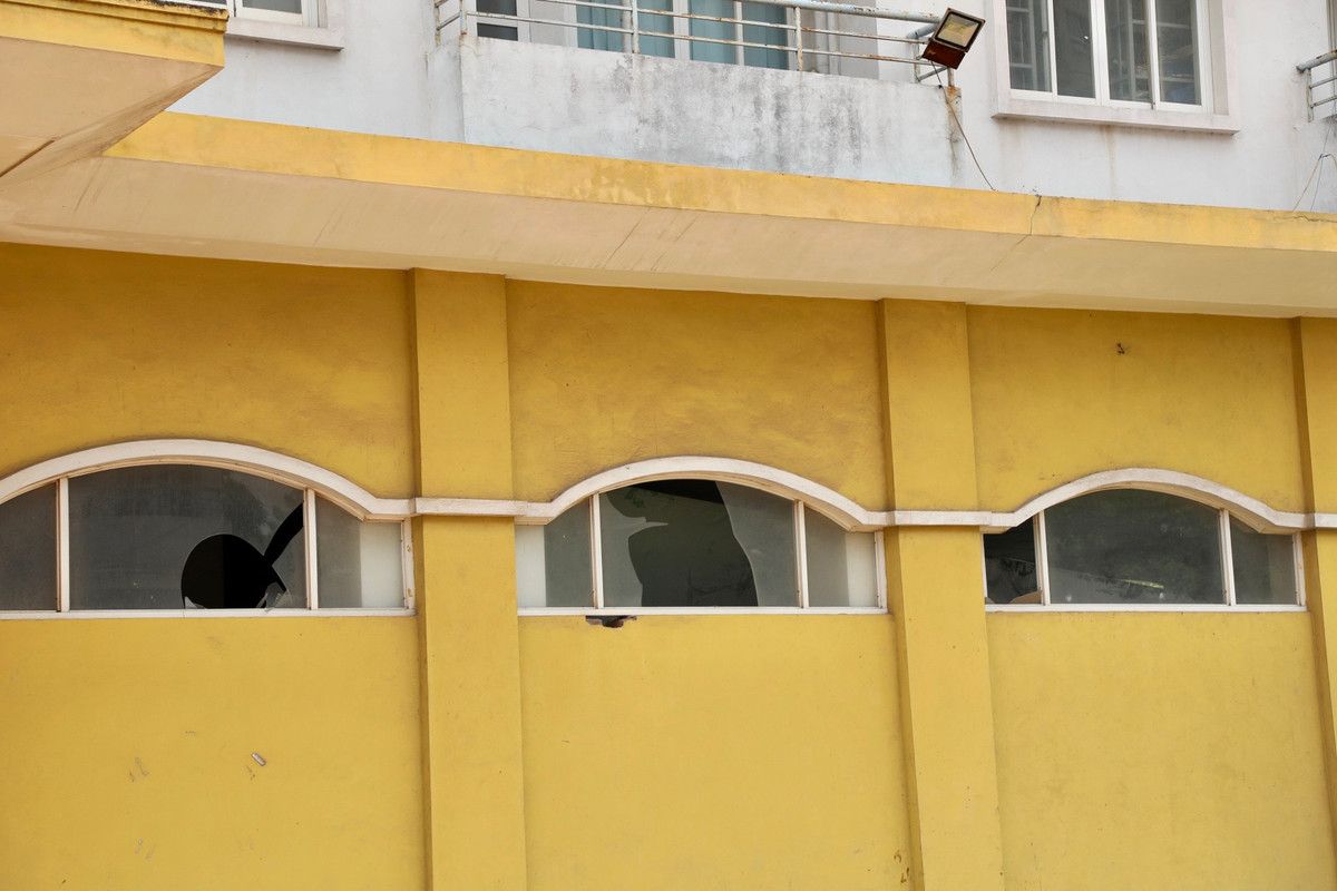 Nhiều ô kính bị vỡ từ lâu.