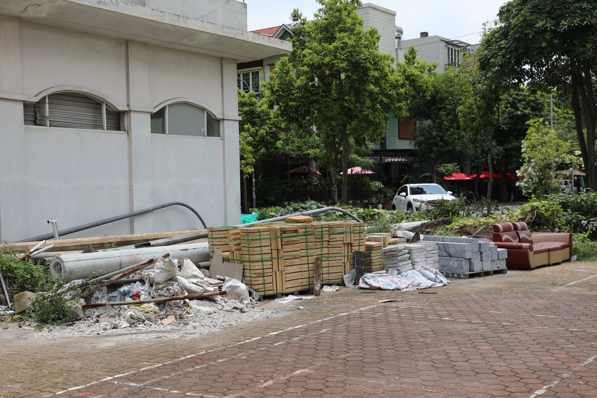Rác thải, vật liệu xây dựng chất đống quanh khuôn viên.