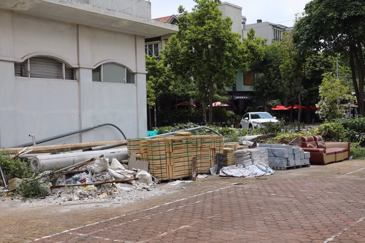 Rác thải, vật liệu xây dựng chất đống quanh khuôn viên.