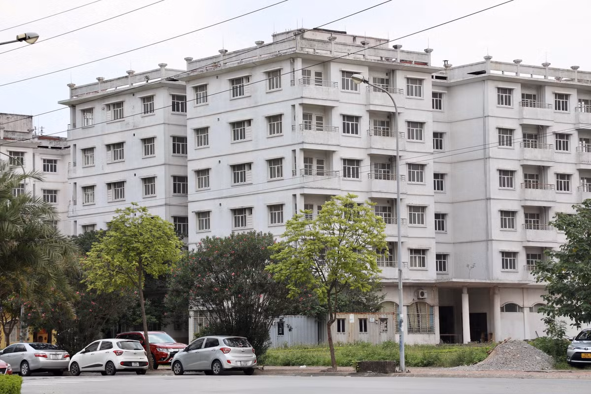 Công ty Handico 3 đã có văn bản đề nghị thành phố cho phép phá dỡ toàn bộ dự án để xây dựng nhà ở thương mại phục vụ tái định cư, đáp ứng nhu cầu mới của người dân hiện nay. Trước đề xuất trên, Thành ủy Hà Nội đã ra văn bản số 1274 ngày 18/7/2017 yêu cầu chủ đầu tư lập hai phương án: Một là cải tạo, sửa chữa khu nhà để làm nhà ở xã hội. Hai là phá bỏ hoàn toàn để xây dựng quỹ nhà mới. Nhưng từ bấy đến nay vẫn chưa có phương án giải quyết.