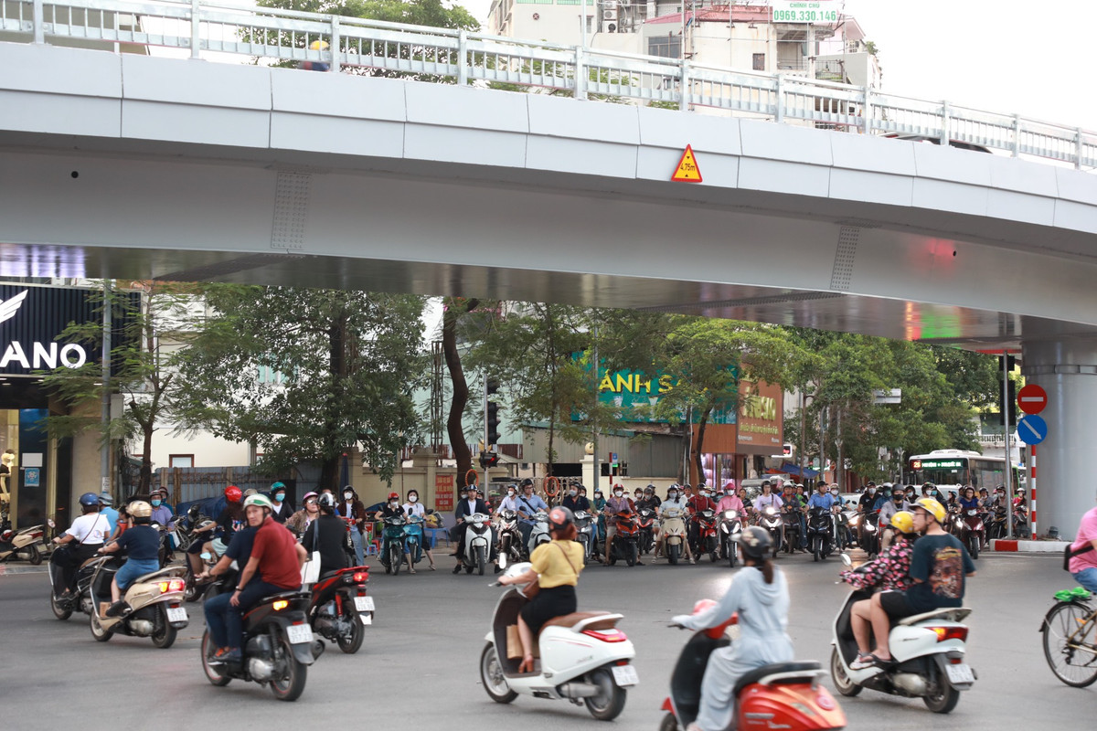 Tại khu vực nút giao Lương Đình Của - Phạm Ngọc Thạch, cơ quan chức năng cấm các phương tiện quay đầu trên đường Phạm Ngọc Thạch (theo hướng từ cầu vượt đến nút giao Lương Định Của). Cấm các phương tiện ô tô trên đường Phạm Ngọc Thạch (hướng từ Đào Duy Anh đi Chùa Bộc) rẽ trái vào phố Lương Định Của. Các phương tiện ô tô từ Phạm Ngọc Thạch rẽ trái vào Lương Định Của đi theo các hướng : Phạm Ngọc Thạch - Đào Duy Anh - Hoàng Tích Trí - Lương Định Của hoặc Phạm Ngọc Thạch - Đông Tác - Lương Định Của hoặc quay đầu tại điểm mở dải phân cách trên đường Phạm Ngọc Thạch (gầm cầu vượt) đi Lương Định Của.