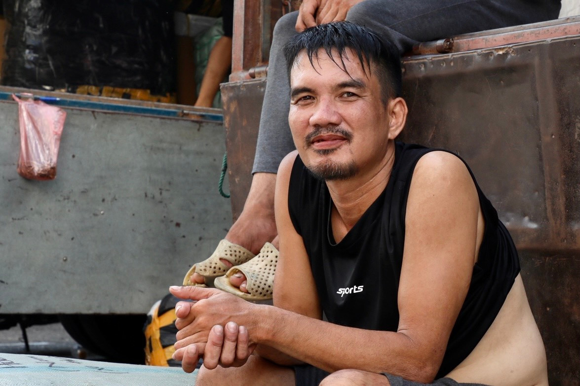 Anh Trần Đức Hà (42 tuổi, Nam Định) chia sẻ: “Tôi làm bốc hàng phụ xe tải được 20 năm nay rồi. Tôi làm việc từ 7h sáng đến 21h tối, ăn, ngủ trưa trên xe tải luôn. Mặc dù đã quen với công việc nhưng vào mùa nắng nóng này thì cũng rất vất vả, mồ hôi lúc nào cũng ướt như tắm, háo nước lắm”.