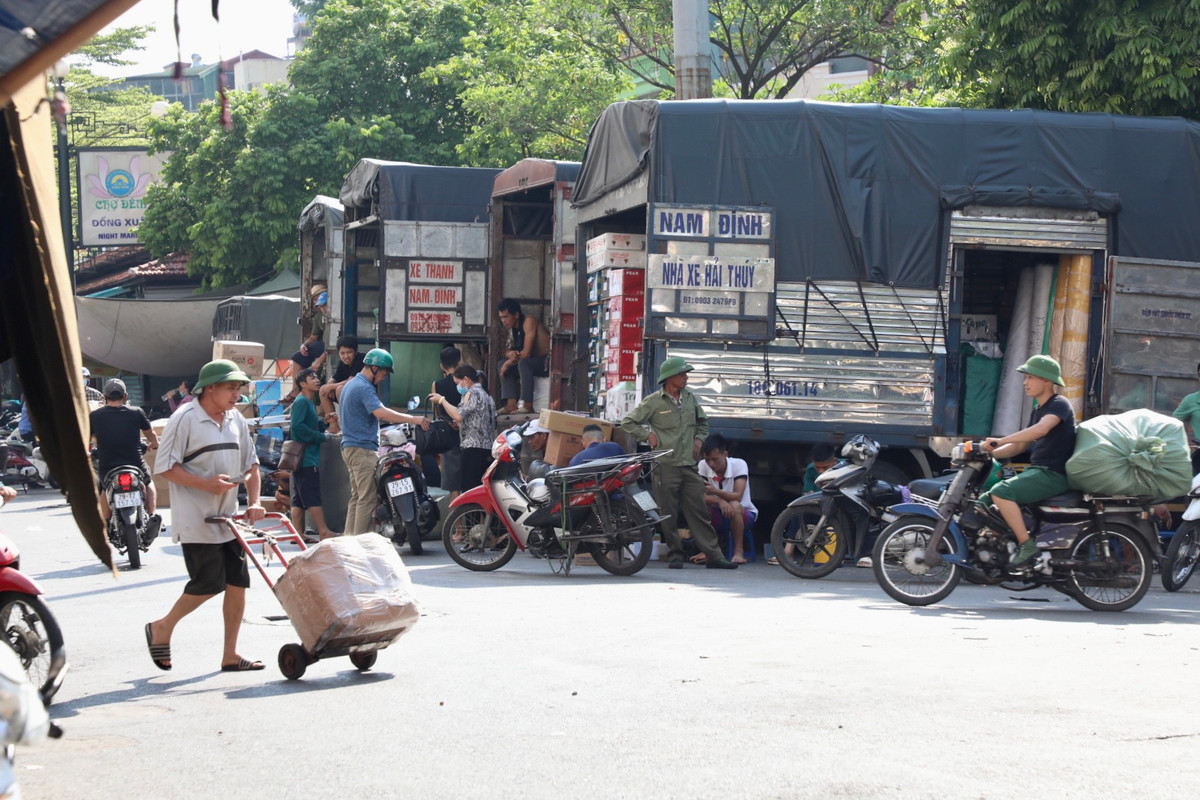  Chợ Đồng Xuân là chợ buôn bán lớn bậc nhất Thủ đô, nhiều mặt hàng đa dạng nhất, đáp ứng nhu cầu của người tiêu dùng. Nơi đây tập trung nhiều lao động từ các tỉnh lân cận như Nam Định, Yên Bái, Hưng Yên... làm nghề khuân vác, vận chuyển hàng thuê.