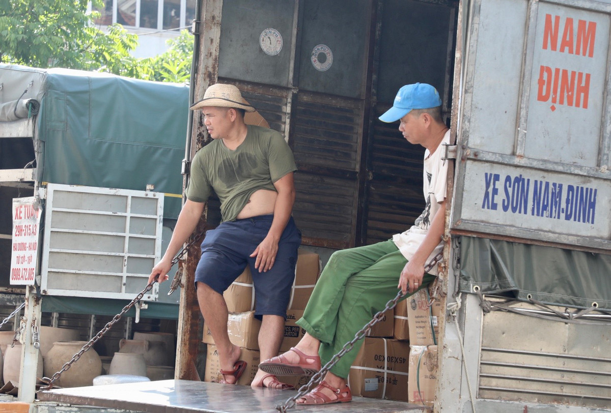 Cùng với đó, những người làm nghề phụ xe tải tại chợ Đồng Xuân cũng vất vả không kém. Thời điểm từ 6h sáng tới 18h chiều hàng ngày là lúc khu chợ tấp nập những chuyến xe chở hàng.