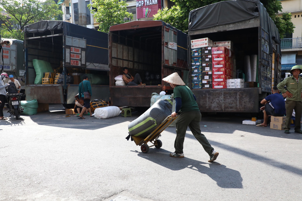 Dù khó nhọc, mệt mỏi nhưng họ đều phải cố gắng bởi công việc nơi đây là nguồn thu nhập chính giúp họ nuôi sống bản thân, gia đình.