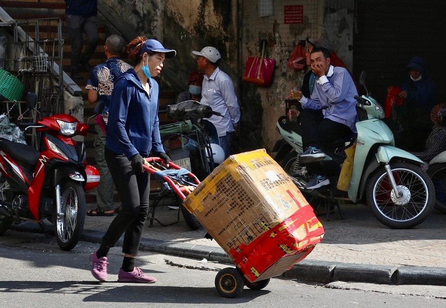 Với những quãng đường xa thì xe đẩy giúp họ bớt vất vả hơn.