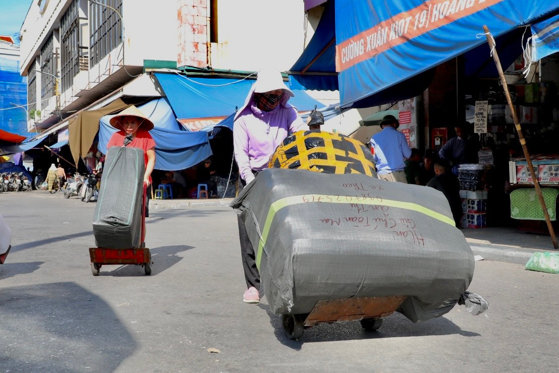 Trong số đó, lao động nữ cũng chiếm lượng lớn. "Bán sức lao động" là cụm từ người ta hay nói khi nhắc đến nghề "cửu vạn". Họ coi đây là kế sinh nhai bởi họ khó có thể tìm thấy một công việc khác khi không có gì ngoài sức khỏe và sự cần mẫn, chịu khó.