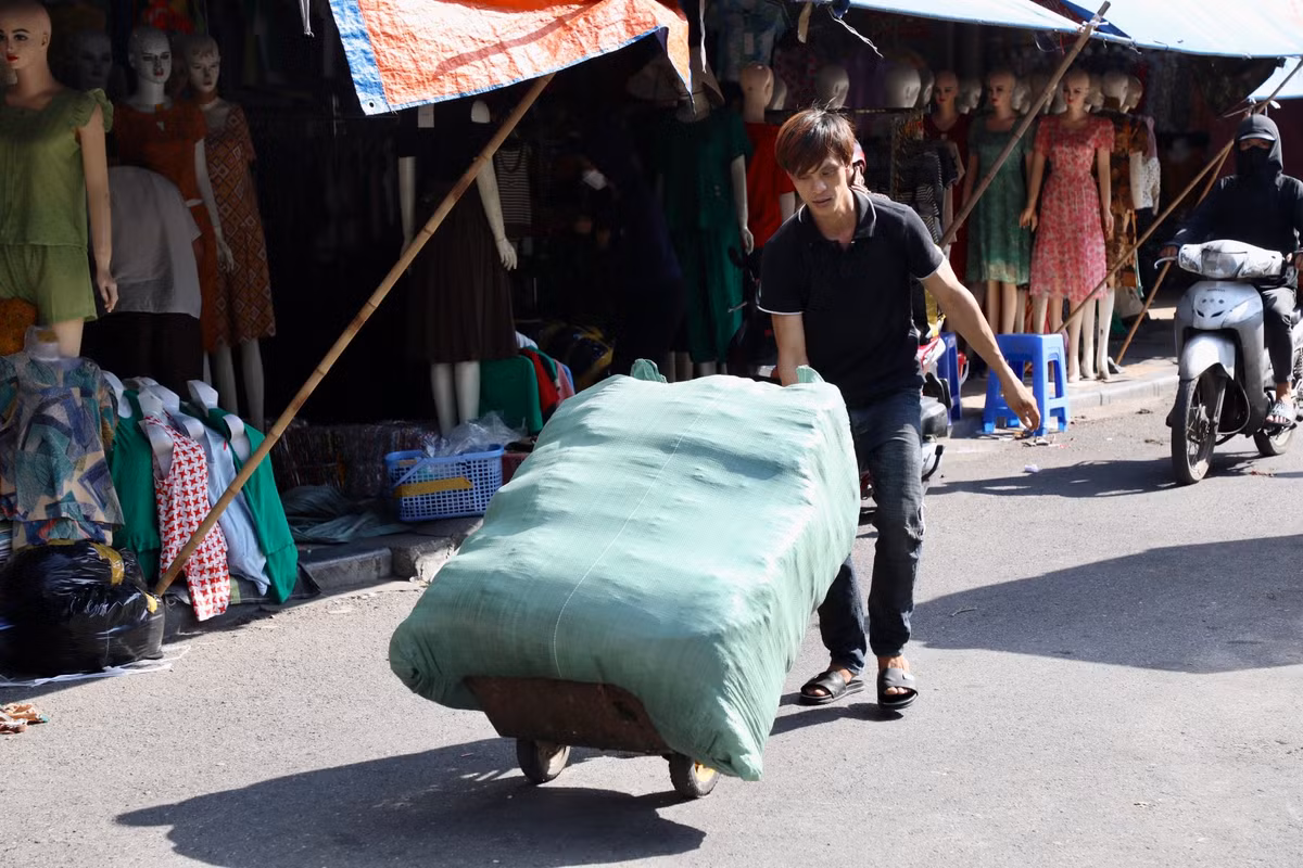 "Lao động cực nhọc trong thời tiết nắng nóng khiến cơ thể mệt mỏi, cảm giác sức khoẻ yếu đi theo thời gian nhưng vì cơm áo gạo tiền nên phải cố gắng mưu sinh", một nam cửa vạn chia sẻ.