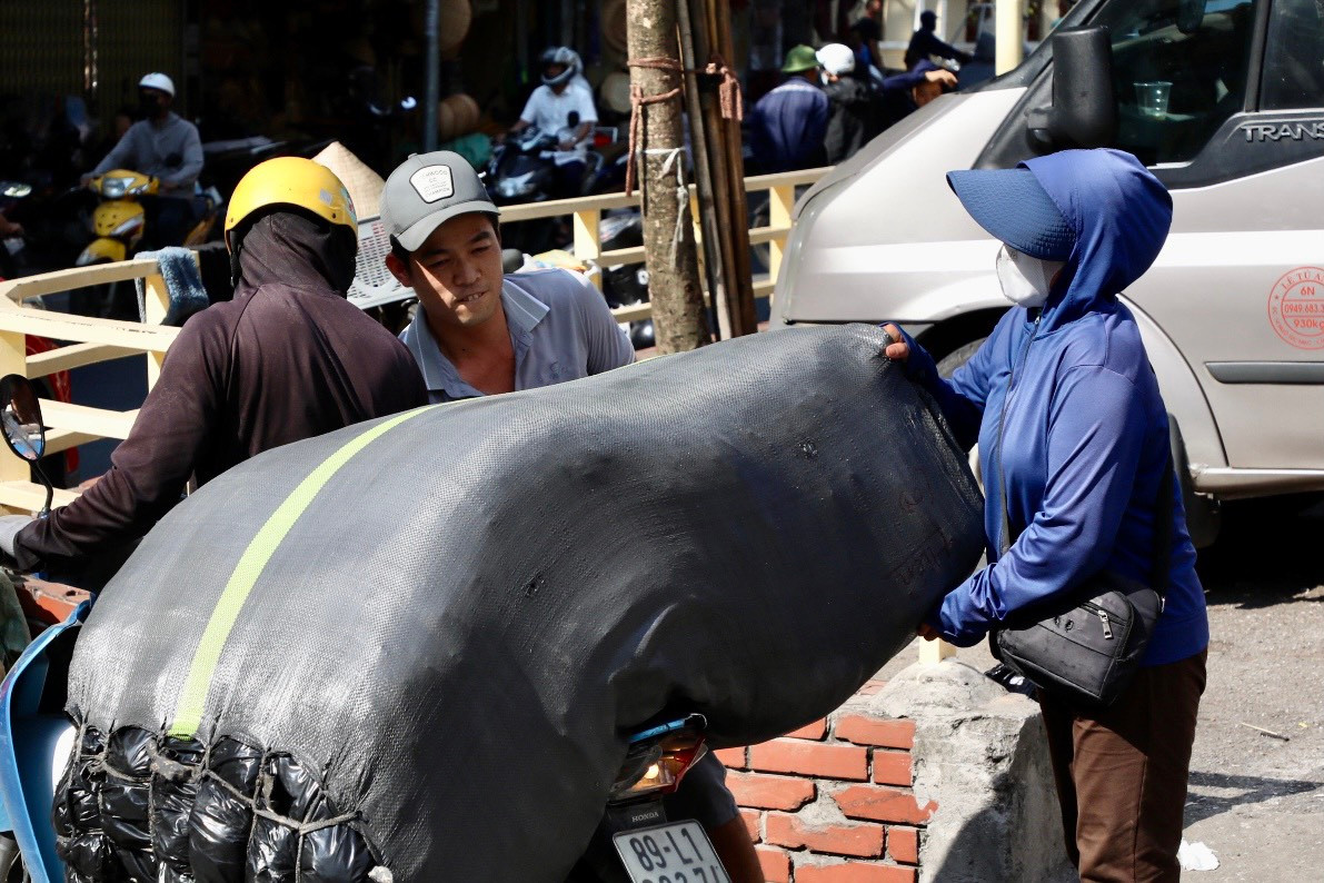 Nếu khách hàng có nhu cầu, lao động tại đây sẽ ship hàng đến tận nhà.