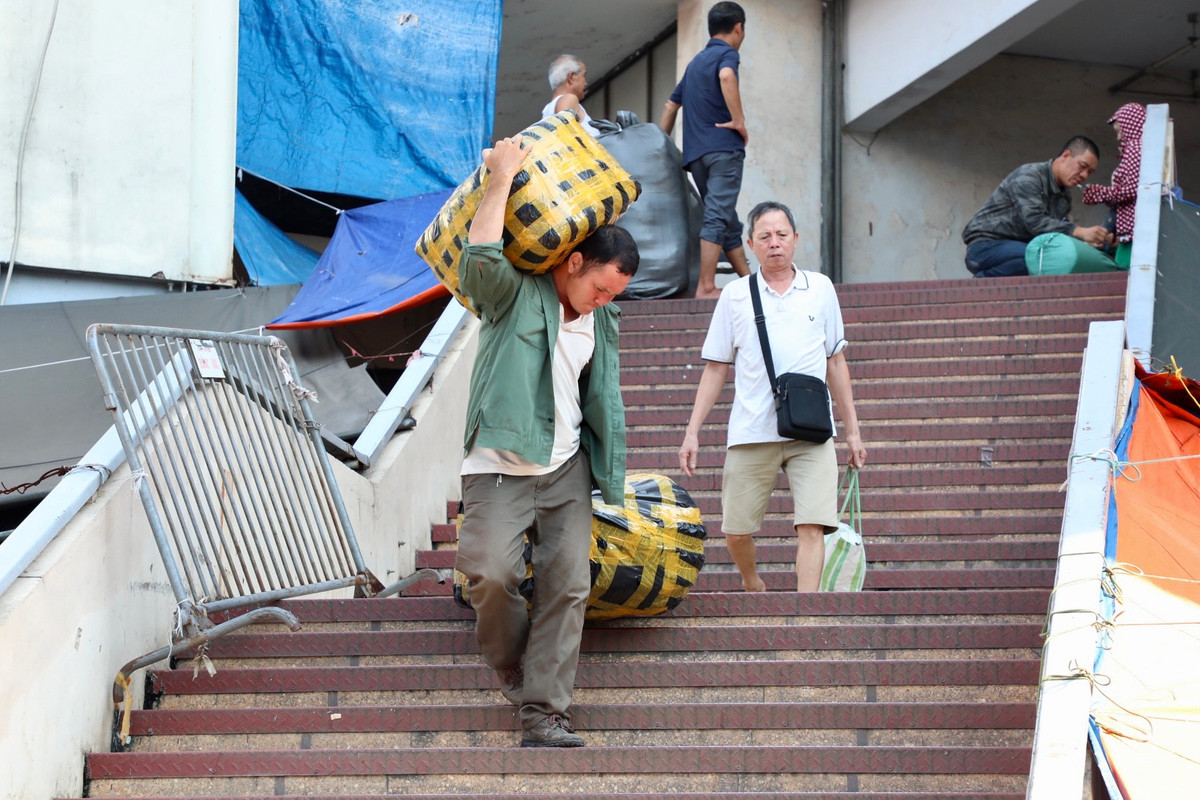 Mỗi lần vác và đóng gói cho khách, các cửu vạn nhận tiền công từ 10.000 đồng đến 30.000 đồng.