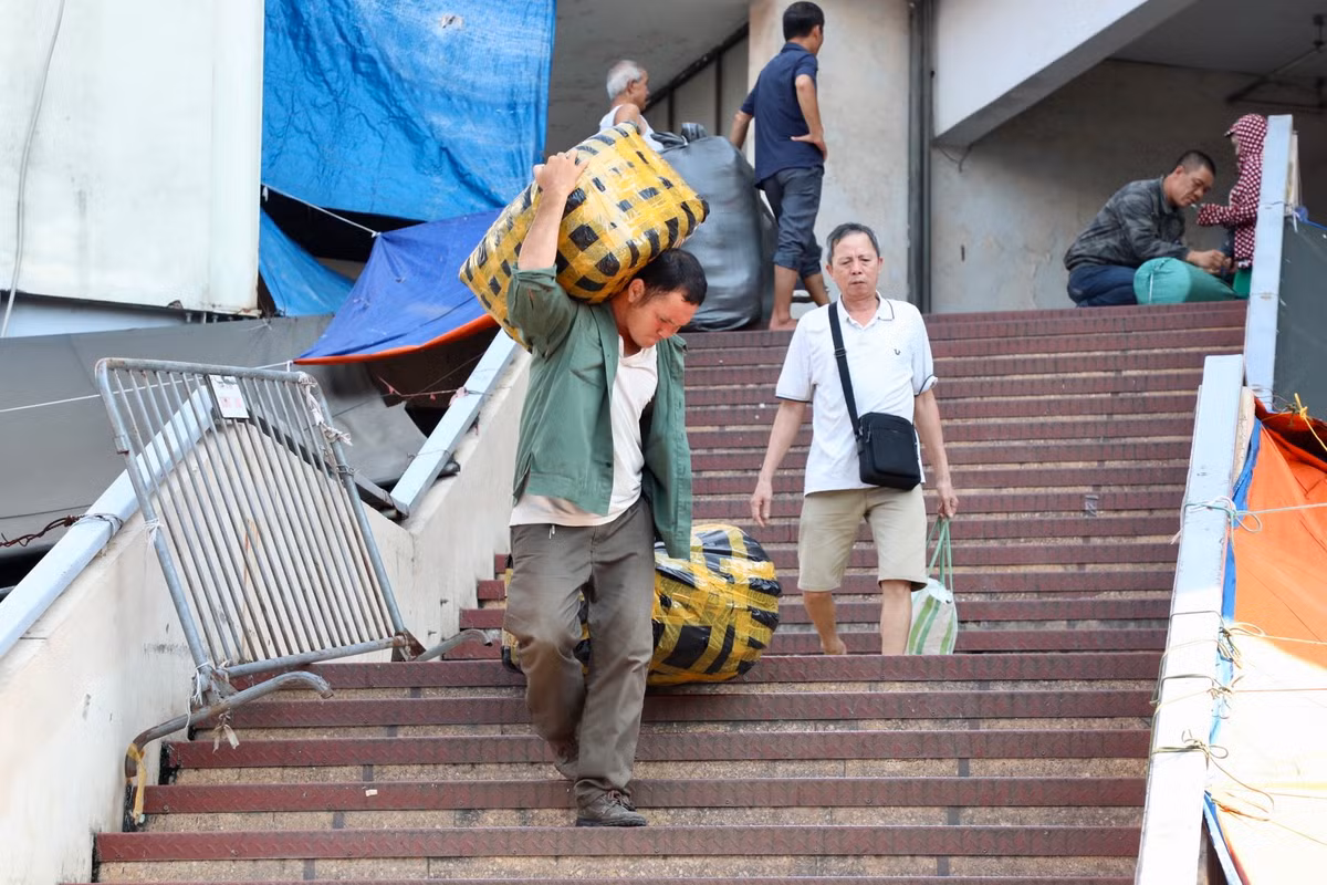 Mỗi lần vác và đóng gói cho khách, các cửu vạn nhận tiền công từ 10.000 đồng đến 30.000 đồng.