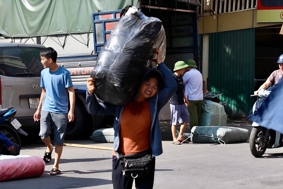 Thủ đô đang phải hứng chịu những đợt nắng nóng gay gắt, nhiệt độ ngoài trời những ngày này lên tới trên 45 độ C. Một nữ lao động khuân bao hàng nặng gần 1 tạ di chuyển từ khu vực xe tải đỗ tầng 1 lên trên tầng 3.