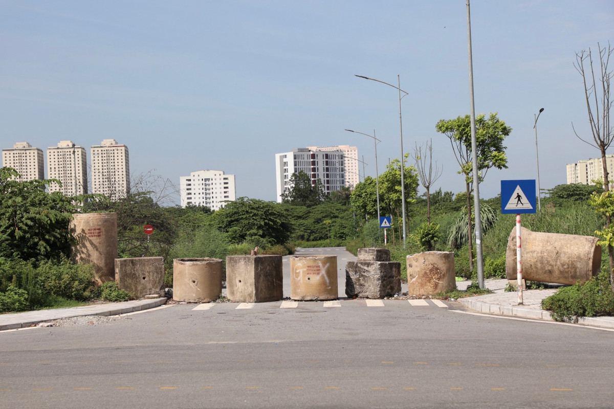 Tuy nhiên, theo ghi nhận, đến nay công viên Chu Văn An mới chỉ hoàn thiện một phần đường nội bộ, cỏ cây mọc um tùm khắp các bãi đất trống, lối vào bị chặn bằng những ống cống.