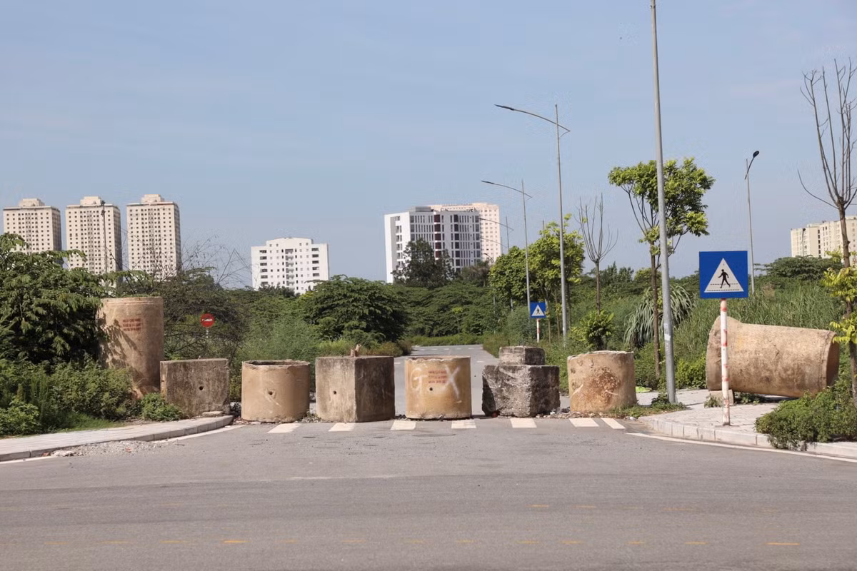 Tuy nhiên, theo ghi nhận, đến nay công viên Chu Văn An mới chỉ hoàn thiện một phần đường nội bộ, cỏ cây mọc um tùm khắp các bãi đất trống, lối vào bị chặn bằng những ống cống.