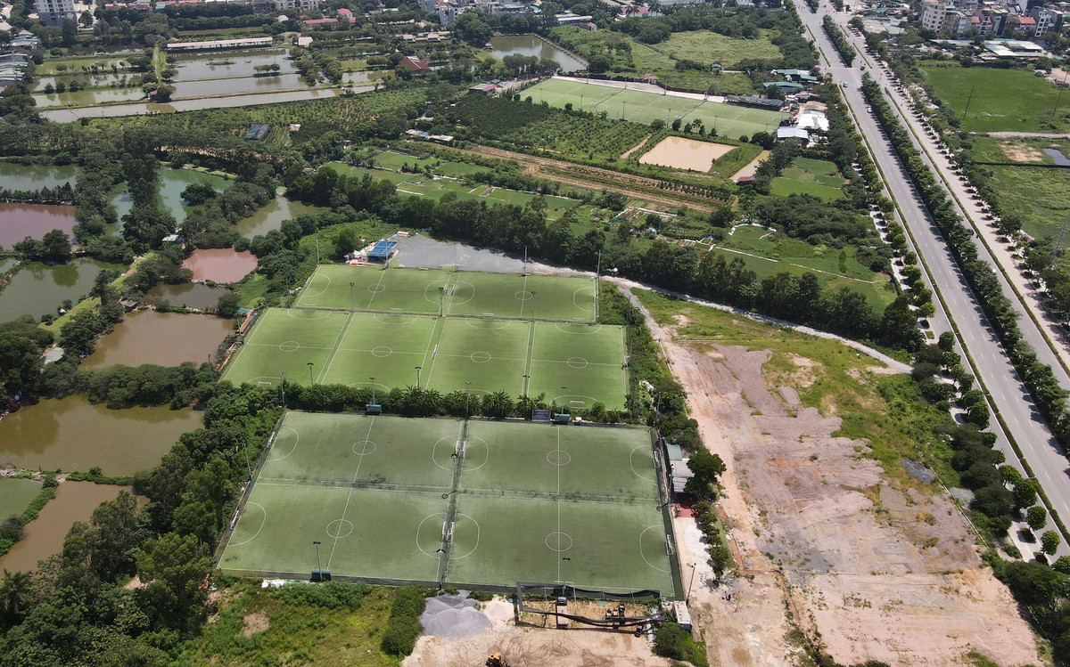 Đặc biệt, trong khu vực công viên cũng “mọc” lên nhiều sân bóng cỏ nhân tạo.