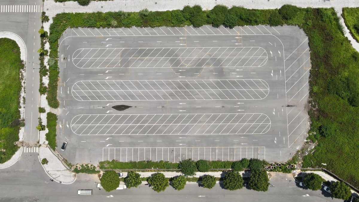 Và một phần diện tích khác thì được trưng dụng thành bãi dạy lái xe ôtô, xe máy. Những khu đất giáp các hồ nước được người dân tận dụng trồng cây hoa màu.