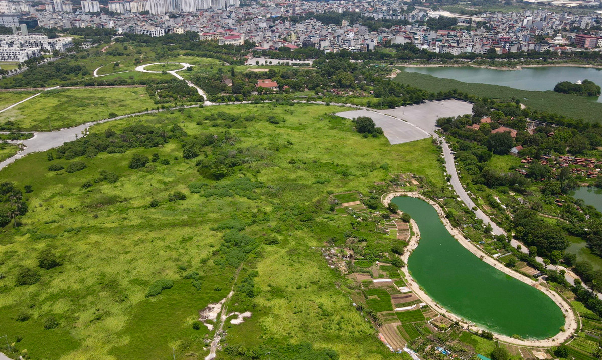 Công viên là hạng mục công cộng quan trọng, được chú trọng khi quy hoạch khu đô thị. Nó được ví như "lá phổi xanh", điều hoà không khí, hạn chế ô nhiễm môi trường, tăng cường sức khoẻ cho cộng đồng dân cư. Nhưng thực tế trên địa bàn thành phố Hà Nội, nhiều dự án công viên cây xanh đang bị bỏ hoang, lãng phí.