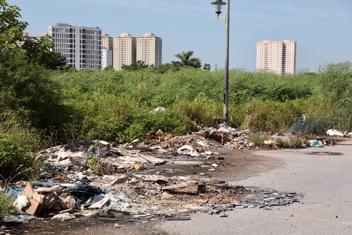 Nhiều nơi trở thành bãi tập kết rác thải gây ô nhiễm.