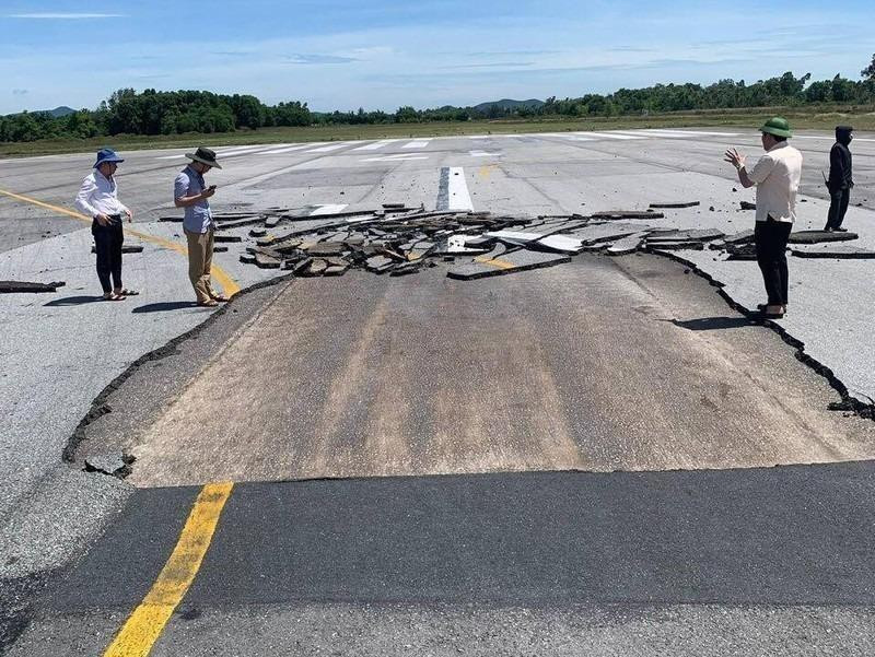 Làm rõ nguyên nhân sự cố đường băng sân bay Vinh bị bong tróc Lam ro nguyen nhan su co duong bang san bay Vinh bi bong troc