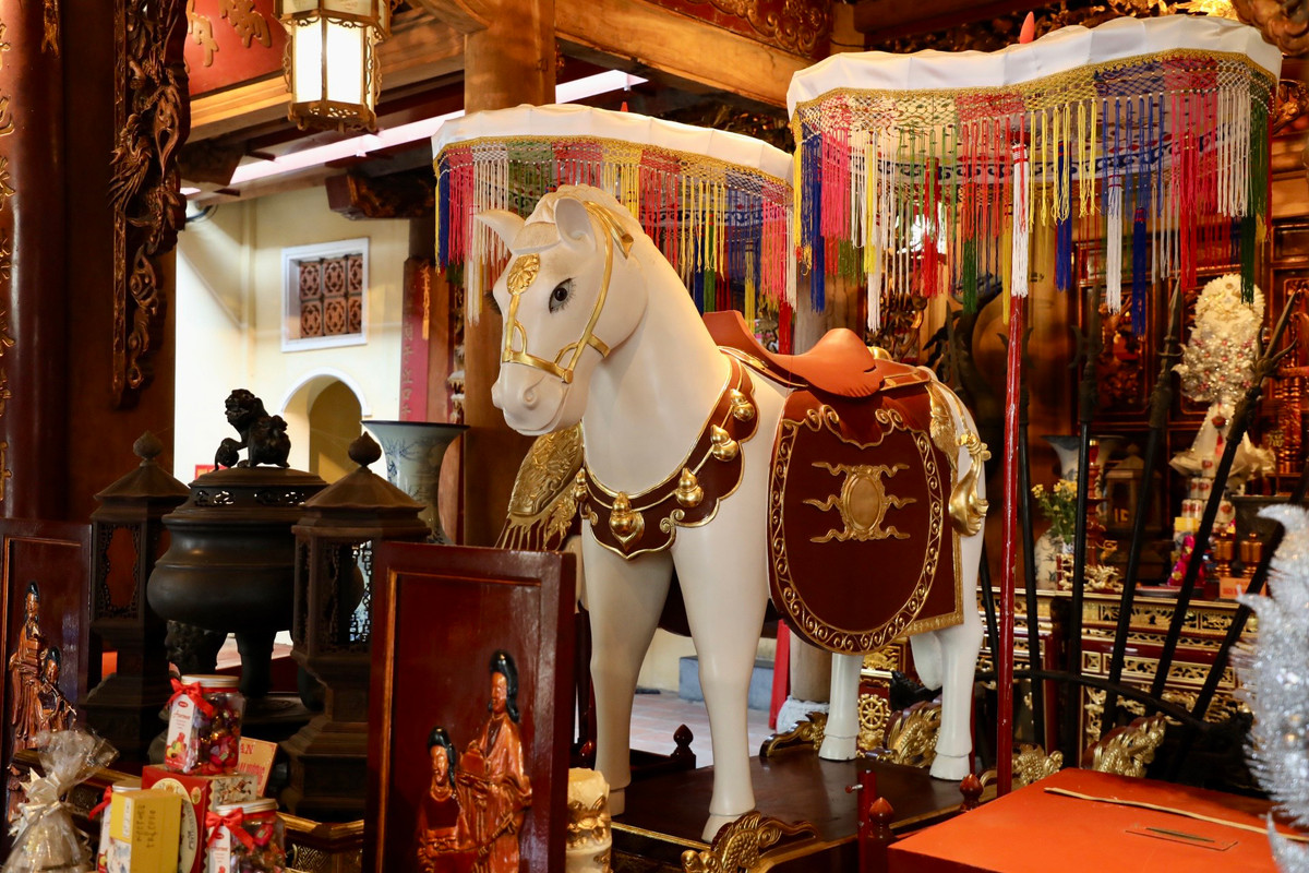 Sử sách ghi lại, đền Bạch Mã được lập từ thời Cao Biền đắp thành Đại La, (thế kỉ thứ IX) thờ thần Long Đỗ (Rốn Rồng) - vị thần bản địa của các làng cổ Hà Nội. Năm 1010, khi dời đô về Thăng Long, vua Lý Thái Tổ cho xây thành nhưng nhiều lần đắp lên lại bị sụp đổ.