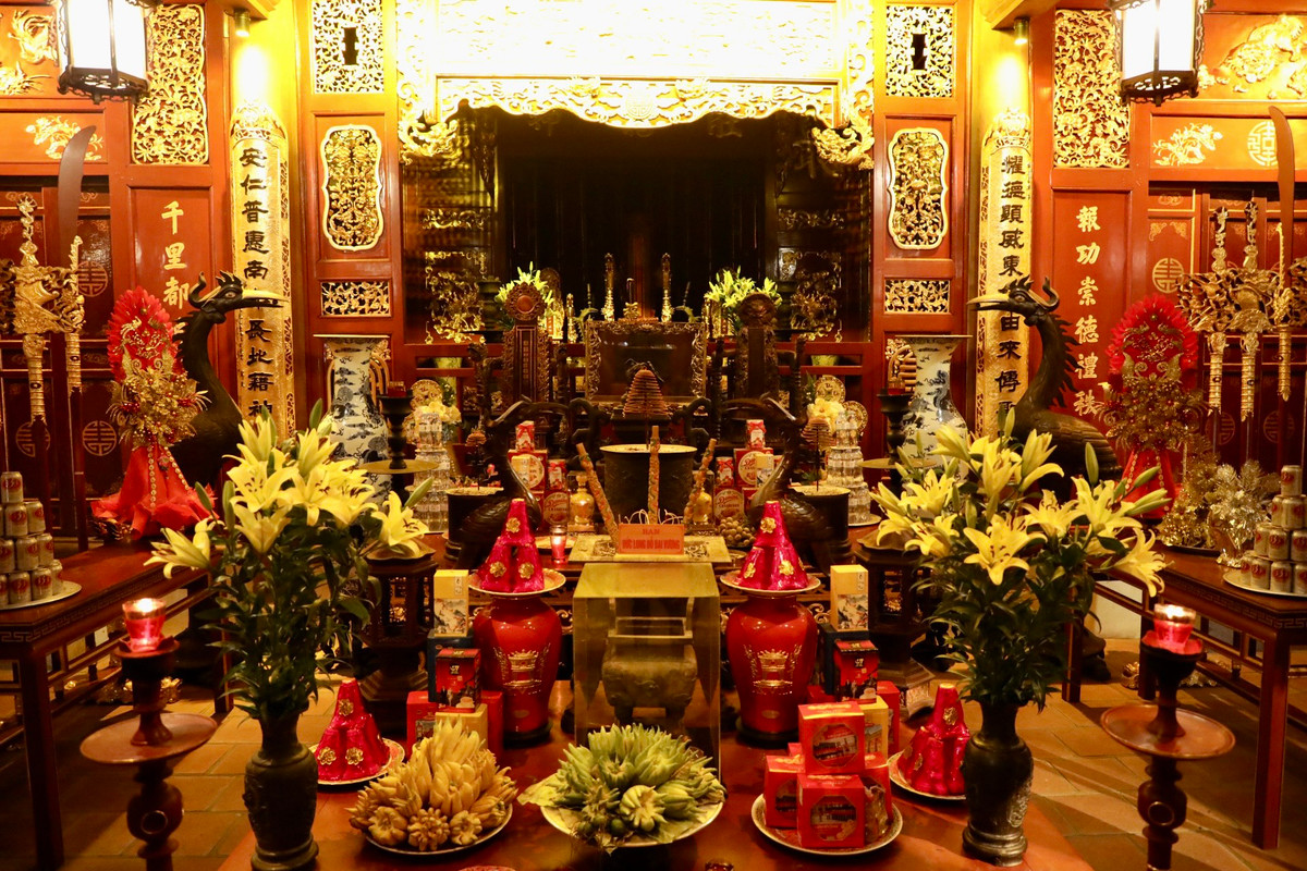 Trong cung cấm có khám thờ thần Long Đỗ, hai bên bày lỗ bộ và ngai kiệu.