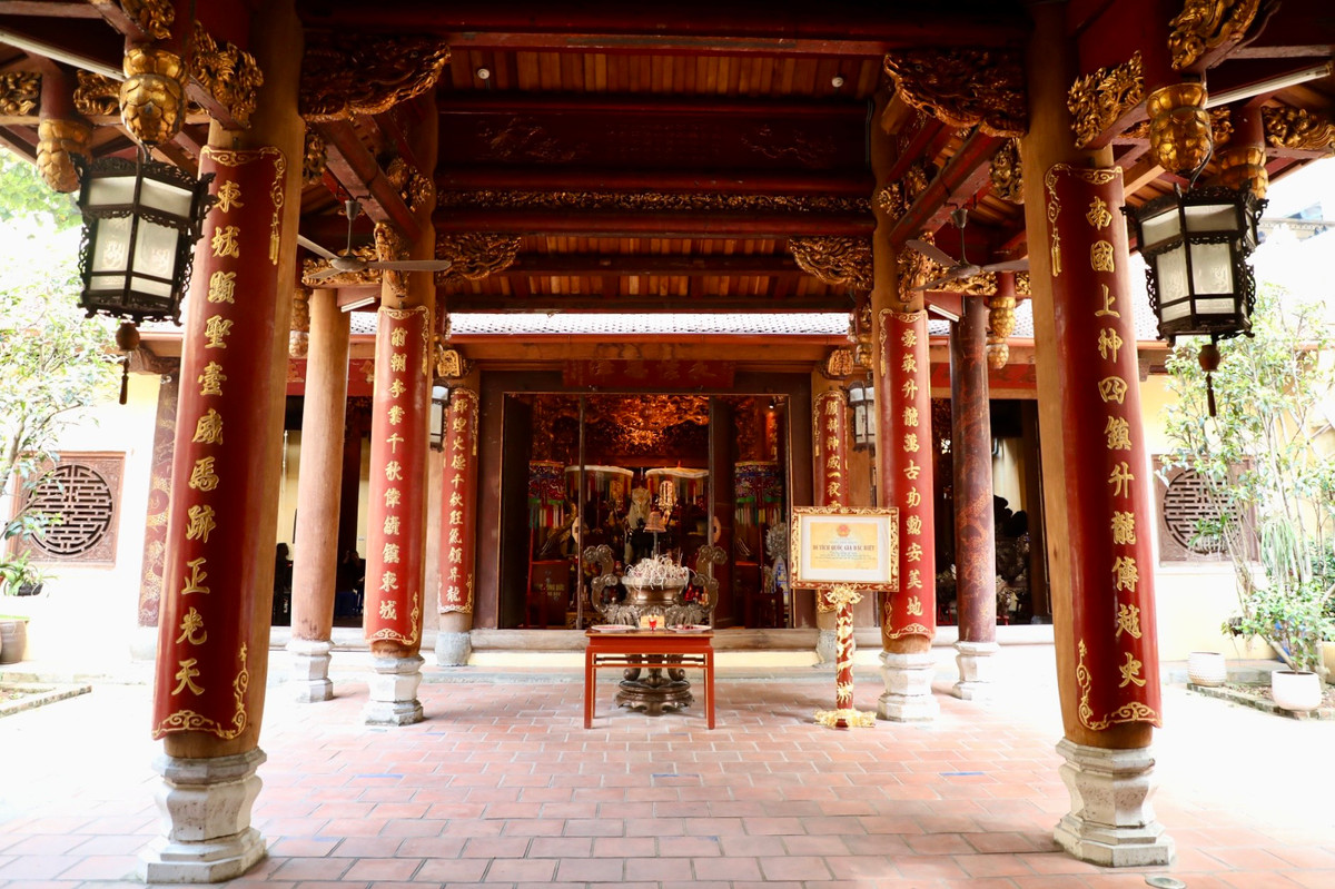 Di tích lịch sử đền Bạch Mã được xây dựng từ thế kỉ thứ IX, dáng dấp kiến trúc hiện nay theo hình chữ "tam", gồm ba dãy nhà song song với toàn bộ hệ thống cột gỗ lim lớn. Đền sở hữu nét kiến trúc điêu khắc đặc sắc từ thời Lý, Trần; mang tính nghệ thuật cao và lưu giữ những tư liệu quý giá về lịch sử Thăng Long – Hà Nội.