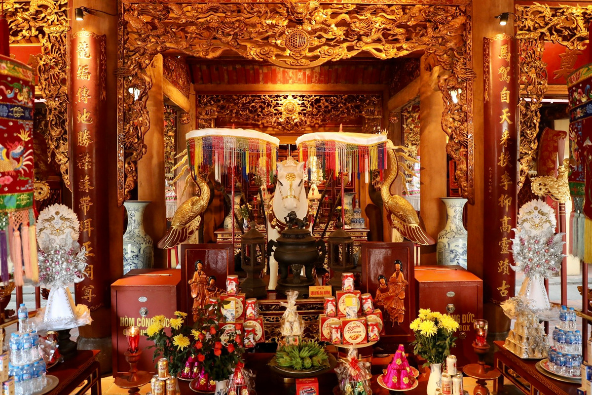 Nhà đại bái đền Bạch Mã đặt khám thờ chế tác tinh xảo và được chạm khắc chi tiết rồng phượng sơn son thếp vàng. Đặc biệt các chi tiết đầu rồng, hoành phi, câu đối không chỉ thếp vàng rực rỡ mà còn vô cùng tinh xảo, sống động.